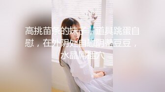 两个性感美女跟着节奏撸起来 控制射精高潮到最后