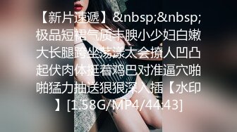 商场女厕全景偷拍美女服务员的极品小黑鲍