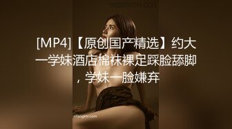 路边公厕偷拍个掰穴尿尿的高颜值美女，为了拍脸尾随妹子几十米到了公交车站