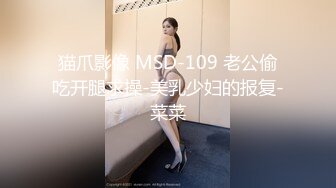 大耳环很有韵味美少妇寂寞肚子在家自慰，脱掉衣服内裤摆上假屌，地上骑乘上下套弄，插完逼逼再插菊花淫荡