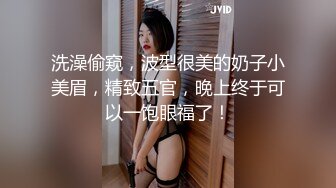 有钱大哥勾搭两个风骚女按摩技师，不停撩骚扒光玩奶又摸逼，享受骚逼的口活服务，按摩床上激情爆草淫声荡语