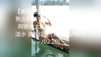 六月新流出海边浴场女厕偷拍美女游泳前更换游泳衣戴墨镜少妇样子真酷