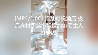 家庭摄像头破解真实偸拍，知识分子夫妻家中一起看A片助兴，来感觉后互摸客厅打一炮回床上继续干，性福啊 (4)