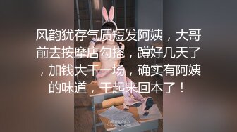 门缝偷窥合租的美女洗澡这身材还是相当的不错