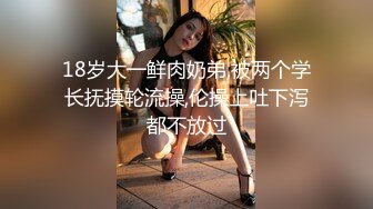 穿着蕾丝的小骚货美足玩着瓶子