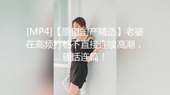 白色床单上的美女