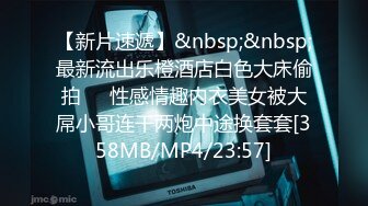 很有韵味笑起来甜美少妇情趣皮带装，翘起圆润屁股丁字裤，掰穴手指扣弄毛毛浓密，玻璃棒抽插近距离特写