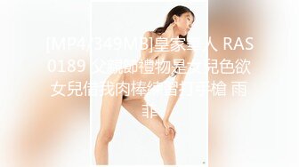 骚逼女顾客要求小哥做特殊服务，揉奶又摸逼的精油服务把少妇搞的淫水直流，内裤都湿透了大鸡巴各种抽插爆草