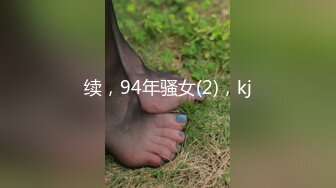 奶胸小女人跟她的光头老外男友，大鸡巴小手握不下，骑在脖子上让老外舔逼好骚，胡子扎的骚逼好痒撸射大鸡巴