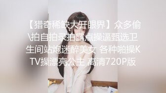 自己拿着震动棒嘴里还不闲着