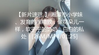 穿裙子小黄衣的清纯美女，看着实在有兴趣，就跟其后进去看她尿尿 小毛毛挺性感，森林的洞口也不错！ (2)