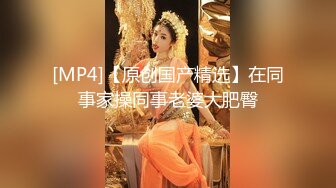 短发高颜值气质丰满妹子自摸扣逼诱惑，揉搓大奶近距离特写手指插入扣弄，快速摩擦非常诱人