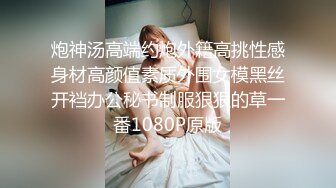 粉裙美艳少妇和家人逛公园 性感蕾丝透明内裤包裹肉臀前C微透黑森林弯腰撅臀裆部有湿痕很诱惑