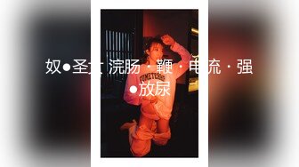 骚母狗乖乖的钻到车上主动脱裤子无套内射