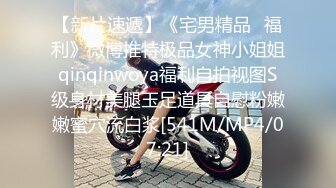 ❤️❤️眼镜骚熟女3P大战，两根屌轮流吃，骑乘边操边插嘴，后入猛怼小骚货，骑脸舔骚B，太骚了