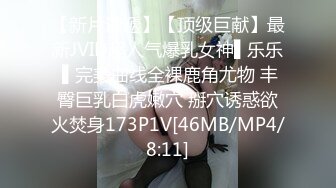 邻家有女初长成，全程露脸勾搭狼友大秀直播，撩骚互动赚外快，穿上性感的黑丝拿着新来的道具自慰逼逼呻吟