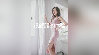 大眼长相妖艳气质女神，唇红齿白，黑丝情趣装，电竞椅子上露出蝴蝶逼，