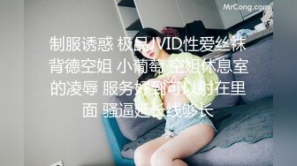 公交車上伸到四個美女裙底偷拍透明內內,陰毛和小穴看得一清二楚