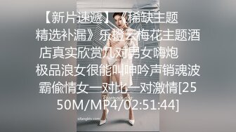 脯乳期时尚辣妈,奶水充足,奶头肿胀不断滴奶,闺女睡着了,聊会臊