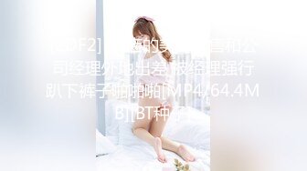 车上让闺蜜帮忙舔逼？