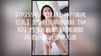 都蹲守白色长裙美女❤️皮肤白皙阴毛乌黑,两片肉唇夹着细小的逼洞