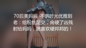 文靜斯文居家眼鏡美少婦寂寞果聊，毛毛全剃幹凈了，粉嘟嘟的