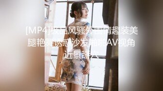 《极品CP?魔手?外购》美女如云餐饮店大神躲藏女厕逼脸同框偸拍数位小姐姐方便，被一个美女发现翻车了还好没有推门吓尿了