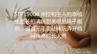 性感美女穿着睡衣吃泡面不小心走光露点