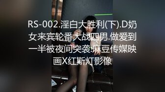 美女被2个朋友故意带到KTV包房挑战刺激啪轮流操