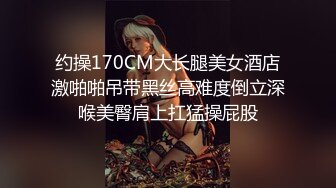 两只萝莉小母狗 爽不爽 三个洞都被填满了 三根鸡巴在母狗的身体里运动 小母狗撅起屁股被单男们排队轮奸