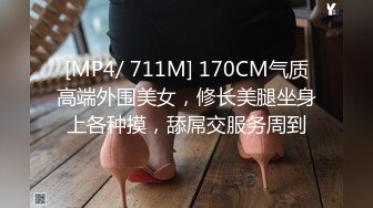 洗澡间男友小心翼翼的为女友刮穴毛不怕把B划破吗？