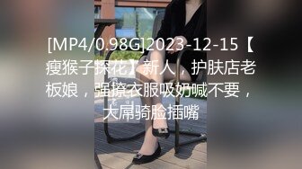 不是一般屌的网红美女主播开着奔驰路边停车大胆露奶，开车门勾搭过司机。被交警抓到会如何处理