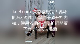 黑客破解家庭网络摄像头偷拍爱美的时尚宝妈每天出门之前都要对着镜子打扮一番，奶子貌似整出来的