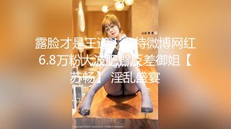 嫩模丝丝坐在沙发上玩逼拍写真被摄影师和导演肆意玩弄