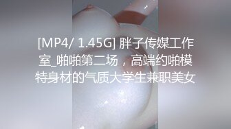 带情趣手铐，后入极品蜜桃臀，无毛小骚逼，大屌操的多是白浆，撑爆小骚穴，进进出出猛怼[