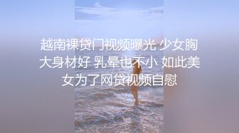 顶级粉嫩肥鲍美女小看似乖巧其实很骚，伸出舌头自摸贫乳，两根振动棒双管齐下，骑乘打桩被炮友操的啊啊叫