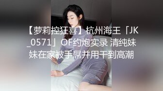 长相文静极品美臀女神居家激情啪啪，连体白色网袜上位骑乘，抱着大屁股打桩机猛操出白浆，后入大力撞击内射