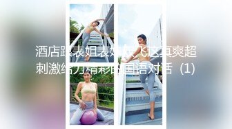 【AV佳丽】性感的中国女孩露西有一个私人沙发帮助她锻炼和操她